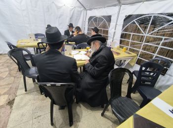 ירושלים: אלפים במרכז אגרות קודש בהדלקה המרכזית